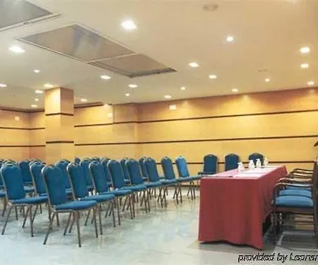 锡切斯皮卡迪利酒店 3*