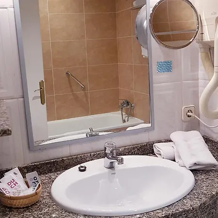 锡切斯皮卡迪利酒店 酒店 3*