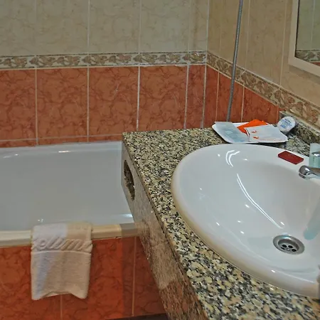 锡切斯皮卡迪利酒店 3*