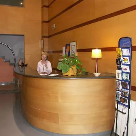 锡切斯皮卡迪利酒店 3*