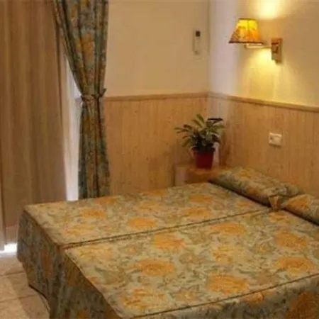 锡切斯皮卡迪利酒店 酒店 3*