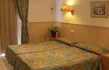 锡切斯皮卡迪利酒店 3* 锡切斯