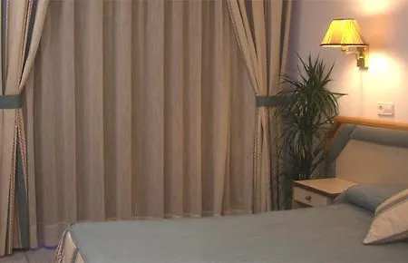 锡切斯皮卡迪利酒店 3*